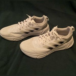 Men’s Adidas gently used tennis shoes